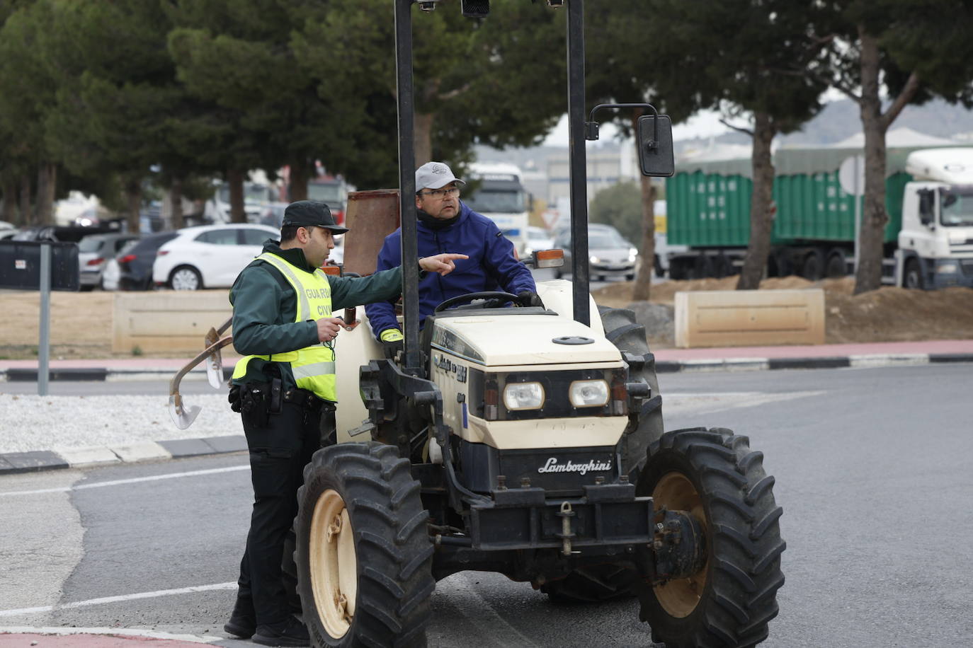 Una protesta de camiones colapsa las carreteras principales de Valencia, en imágenes