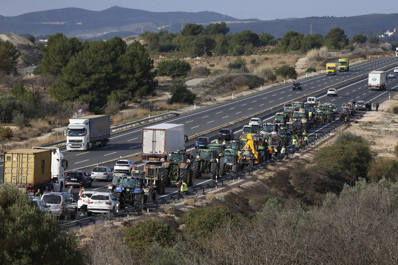 Una protesta de camiones colapsa las carreteras principales de Valencia, en imágenes