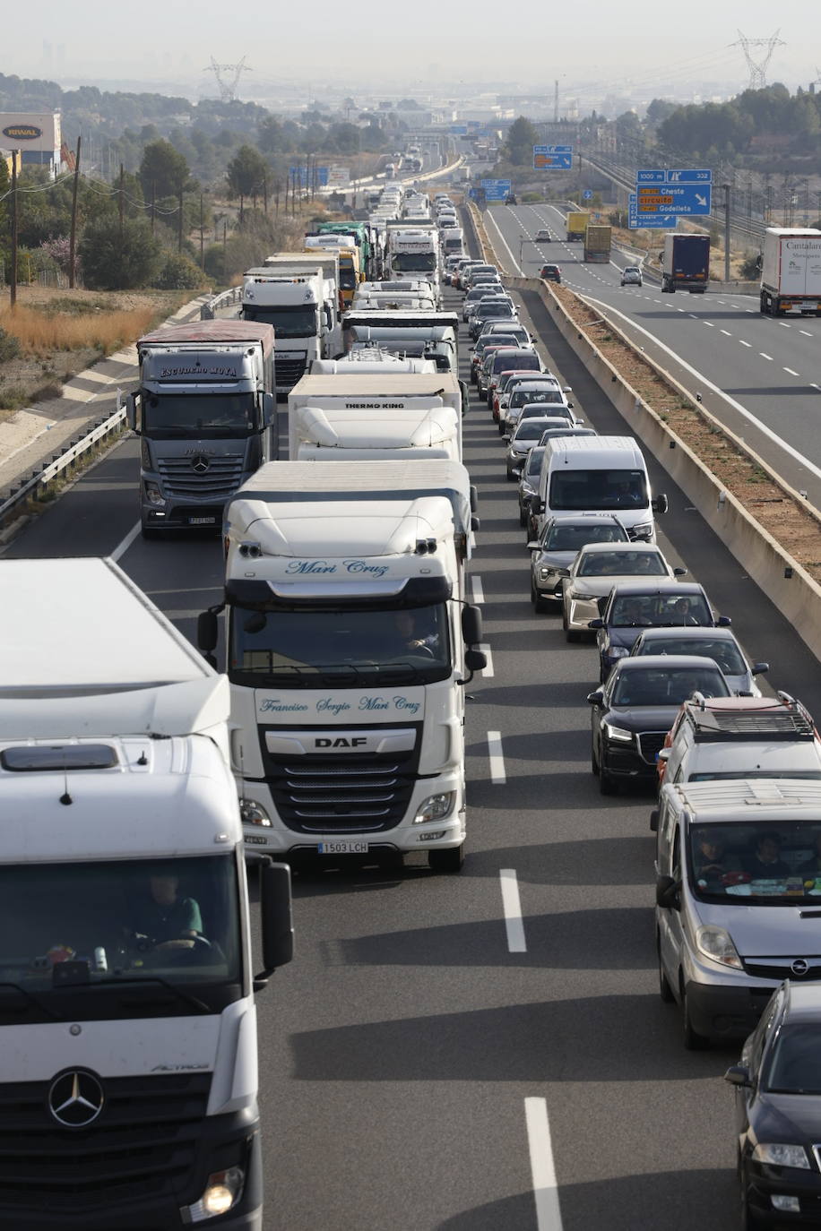 Una protesta de camiones colapsa las carreteras principales de Valencia, en imágenes