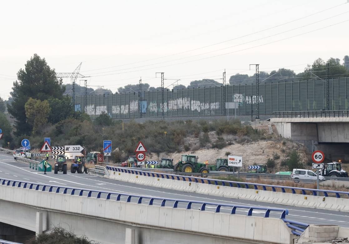 Una protesta de camiones colapsa las carreteras principales de Valencia, en imágenes