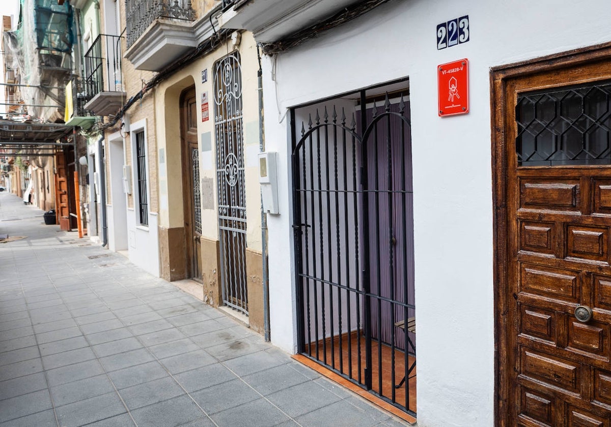 Una calle del Cabanyal, con un alojamiento turístico.