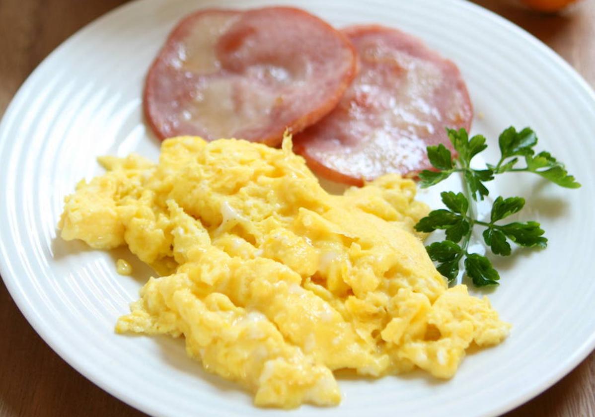 Un desayuno completo te ayudará a evitar antojos durante el día.