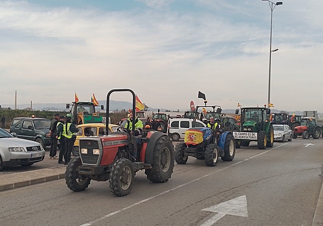 La caravana por la CV-58 hacia Xàtiva.
