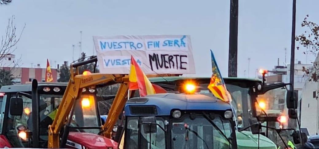 Una protesta de camiones colapsa las carreteras principales de Valencia, en imágenes