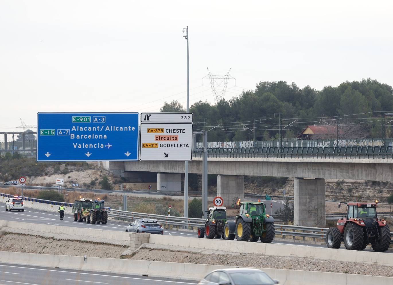 Una protesta de camiones colapsa las carreteras principales de Valencia, en imágenes