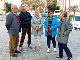 La portavoz de Compromís, Papi Robles, con los representantes vecinales de Fuensanta.