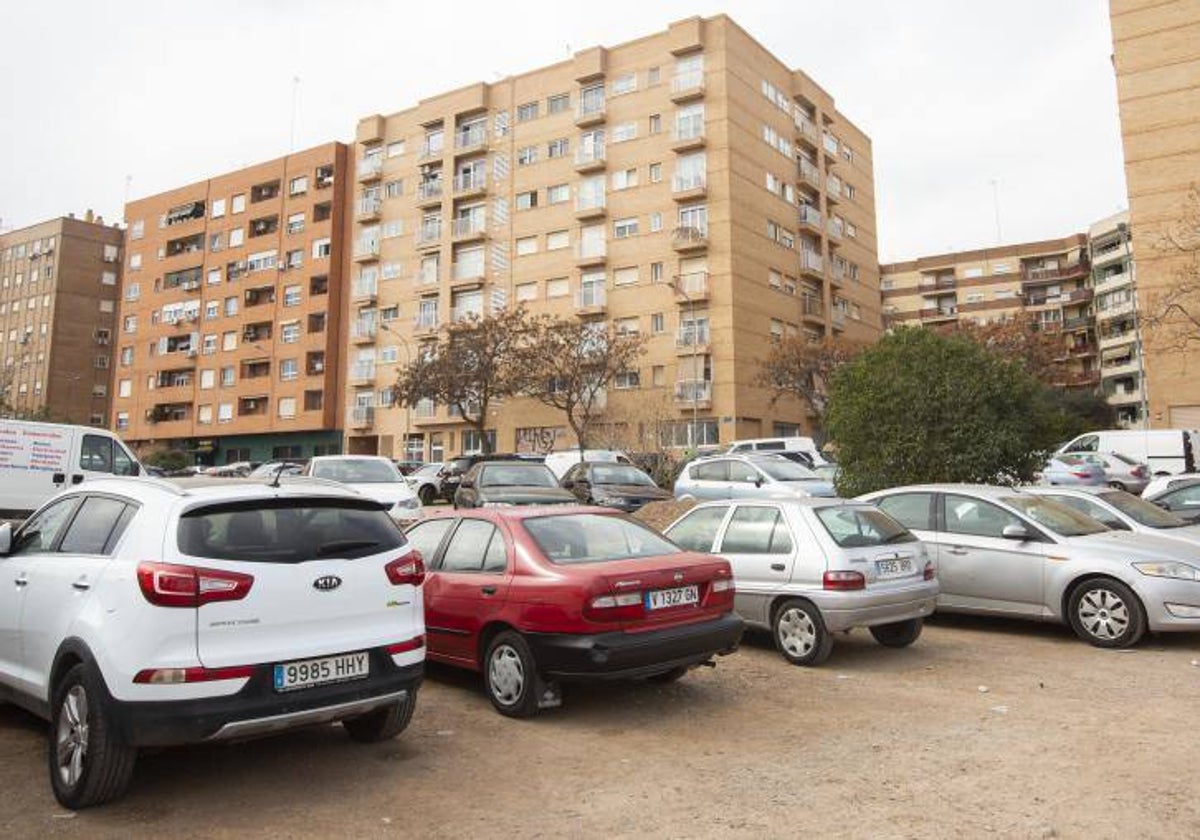 Vehículos aparcados en las proximidades del centro de salud de Orriols.