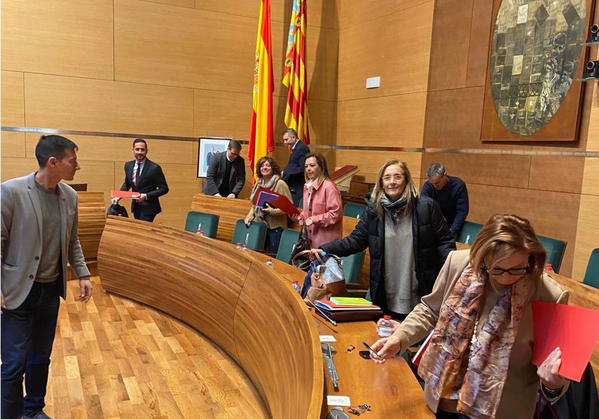 Los diputados socialistas abandonan esta mañana el hemiciclo de la corporación provincial.