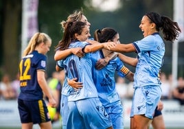 El equipo festejando un gol