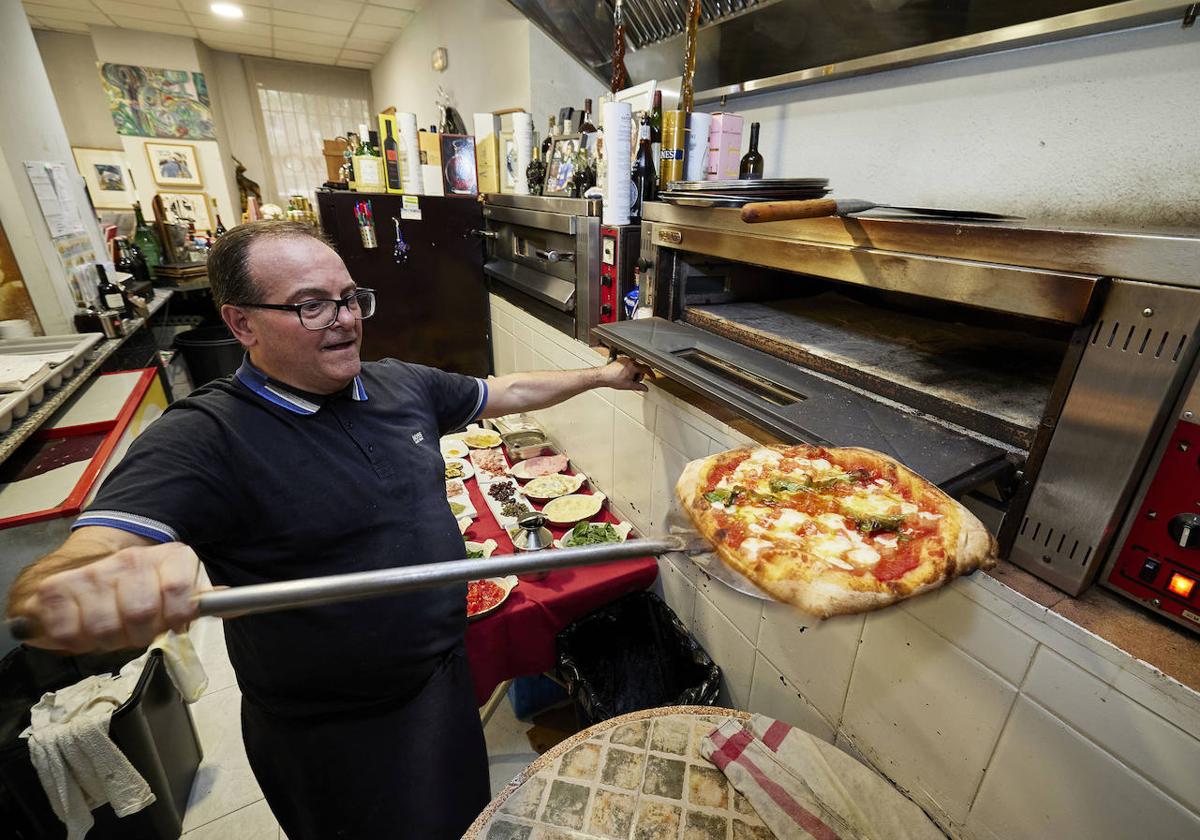 Carlo D'Anna, antes de retirarse del local que ha regentado durante varias décadas.