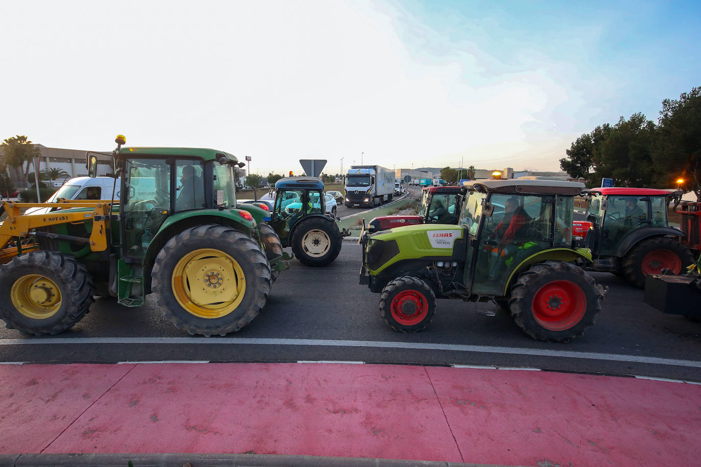 Fotos del tercer día de protestas de los agricultores en Valencia