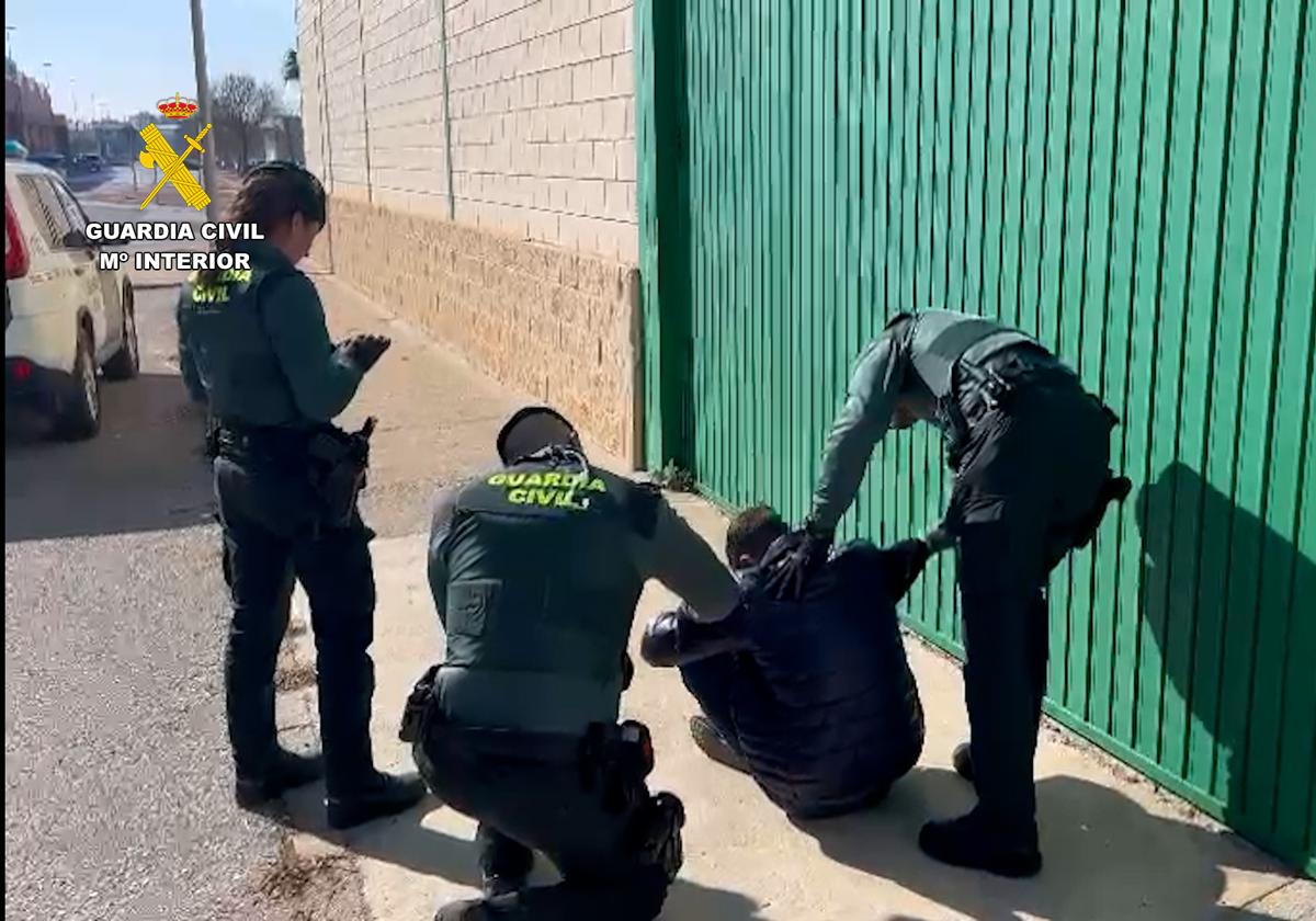 Los agentes socorren a la víctima en la nave industrial.