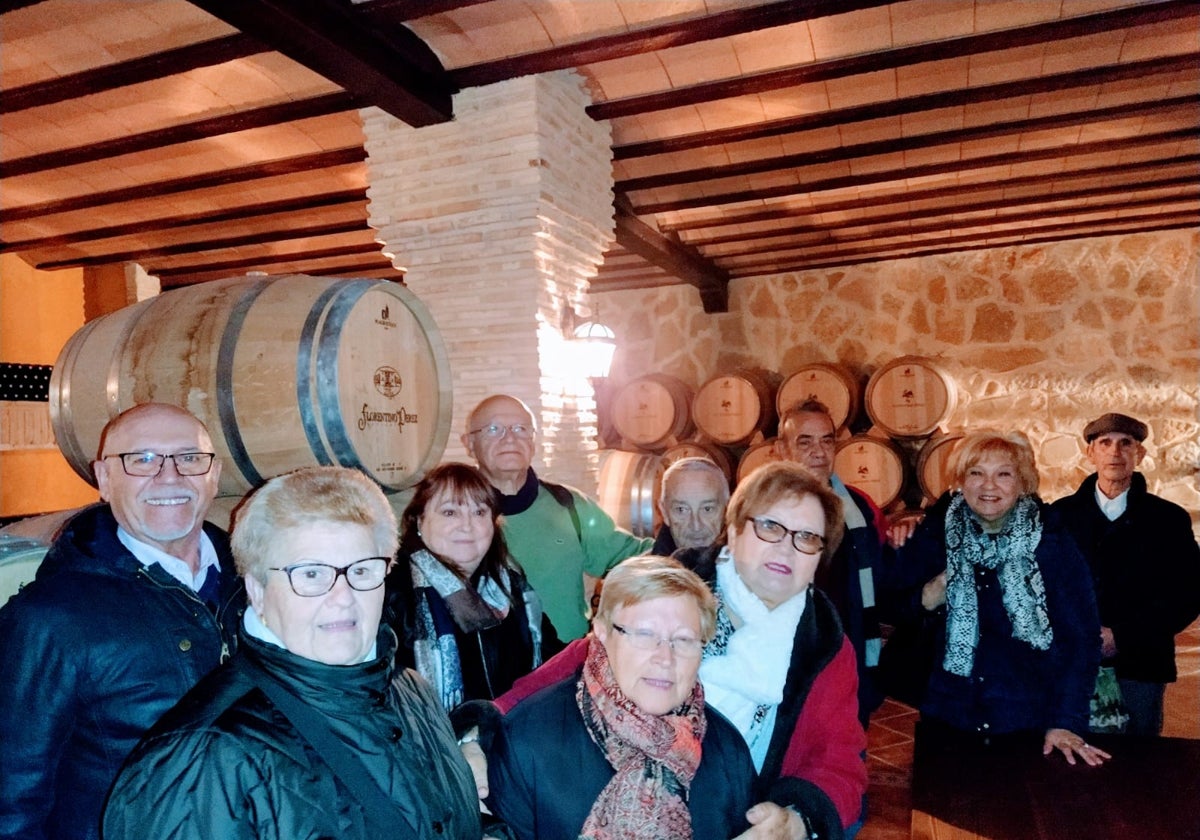 Un grupo de seniors valencianos, de visita en una bodega de Albacete.