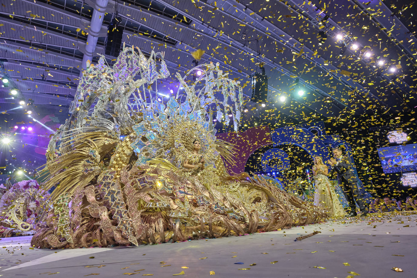 Corina Mrazek, Reina del Carnaval de Santa Cruz de Tenerife 2024. Lució un diseño de Santi Castro llamado 'El Mundo'.