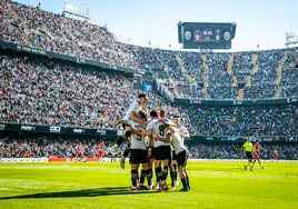 Los jugadores del Valencia, celebrando en Mestalla.