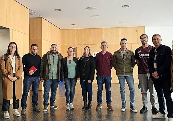 Marzà con representantes de la plantilla y de la Corporación de El Verger.