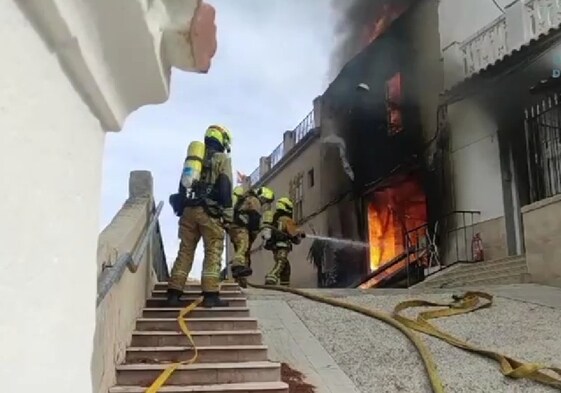 Los bomberos sofocando el incendio en una vivienda en Aspe. Consorcio Provincial de Alicante