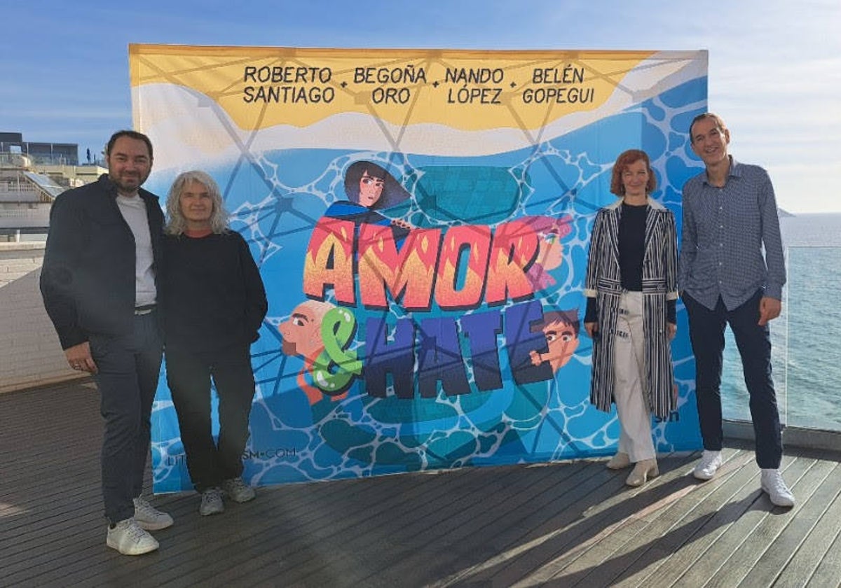 Nando López, Belén Gopegui, Begoña Oro y Roberto Santiago, autores de la novela 'Amor & Hate'.