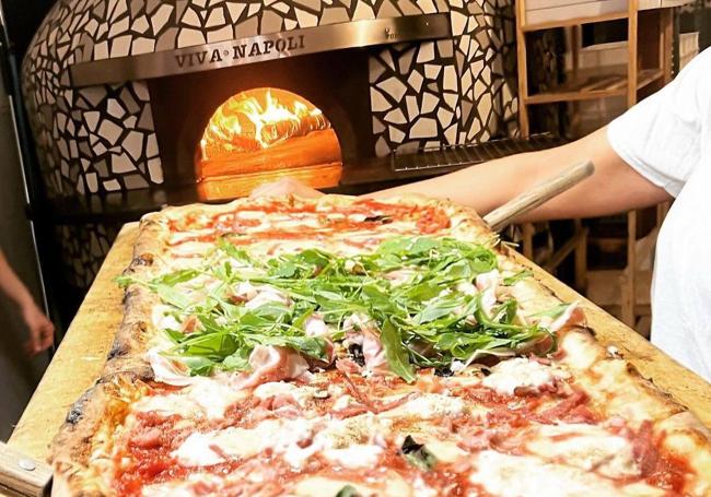 Pizza acabada de salir del horno de leña en Viva Napoli.