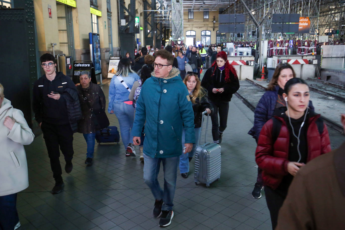 Fotos de la huelga de Renfe en Valencia: pasajeros de Cercanías y el AVE a Madrid, afectados