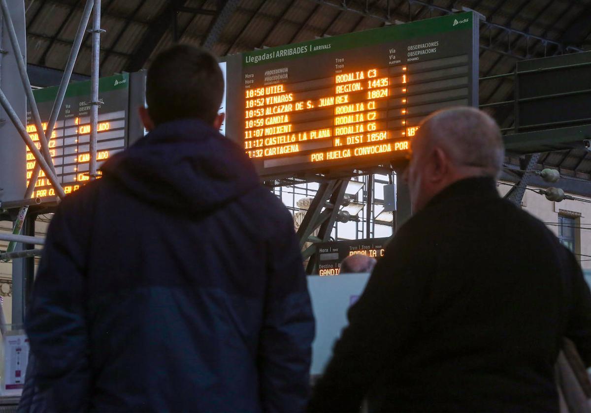 Fotos de la huelga de Renfe en Valencia: pasajeros de Cercanías y el AVE a Madrid, afectados