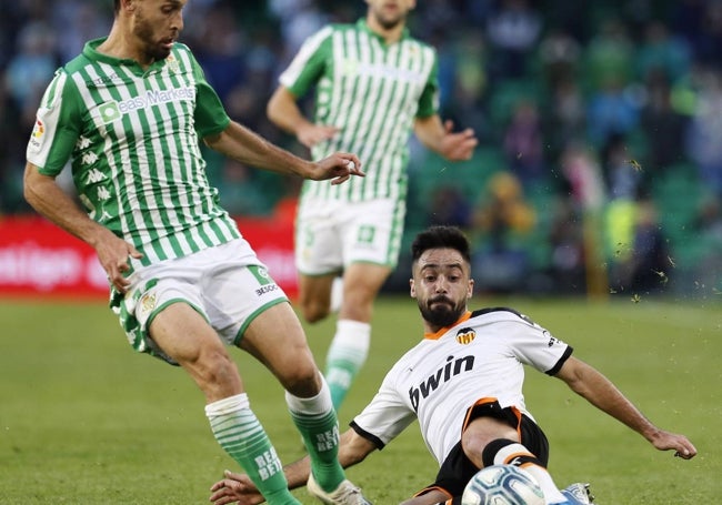 Jaume Costa, con la elástica del Valencia en noviembre de 2019.