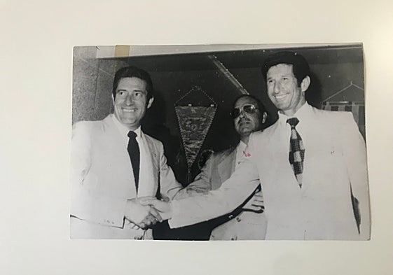 Heriberto Herrera, a la derecha, saluda a Manolo Mestre el día de su presentación como entrenador del Valencia CF ante Ramos Costa.