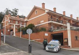 La Guardia Civil vigila la vivienda donde se produjeron los hechos.