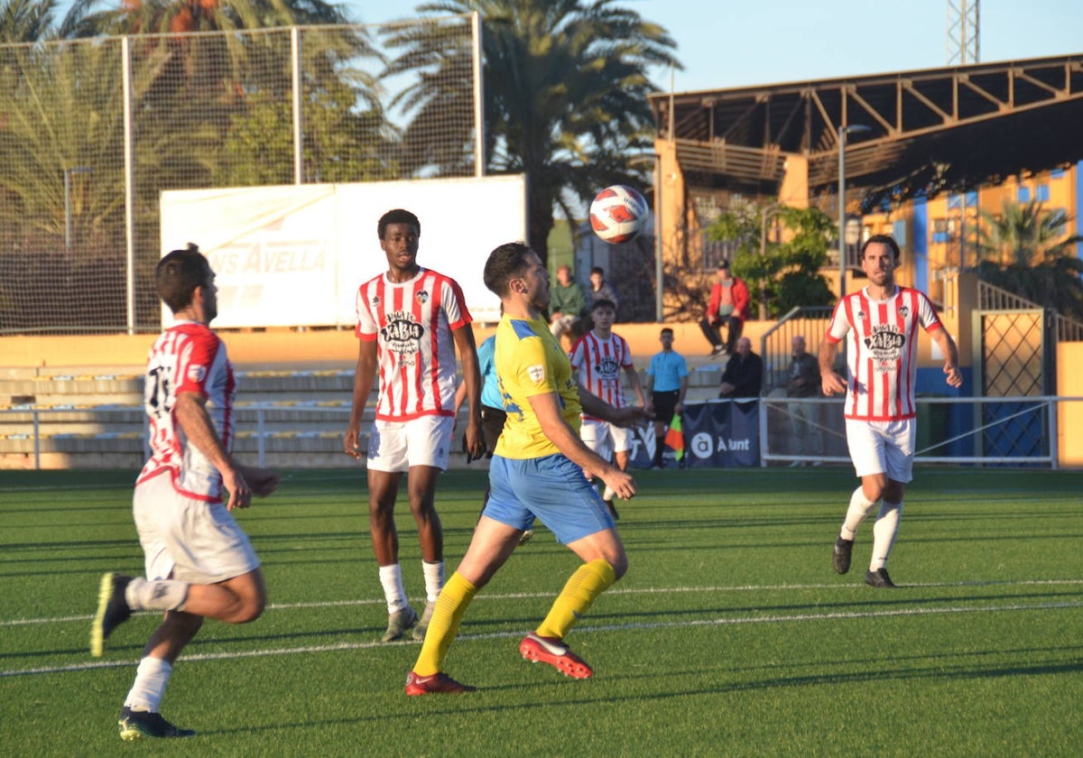 El dianense Elías, rodeado de jugadores del CD Jávea.