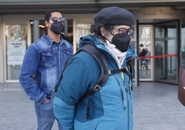 El docente, con gorra y mascarillas, a la entrada a la Ciudad de la Justicia.