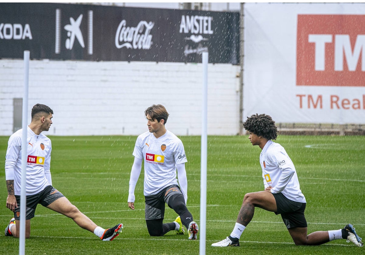 Peter Federico, que charla con Hugo Duro y Jesús Vázquez, se estrenará en un partido como visitante como valencianista.