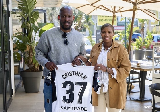 Cristhopher y Loreydis, con la camiseta con la que debutó en Liga Cristhian Mosquera.