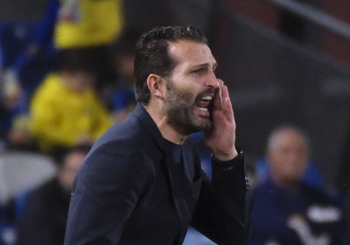 Rubén Baraja grita a sus jugadores desde la banda del estadio de Las Palmas.