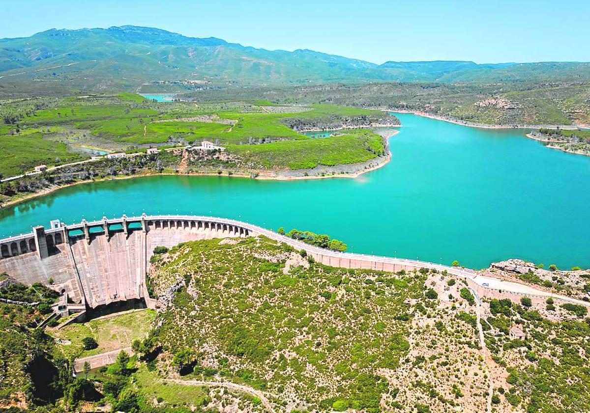 Imagen principal - En la primera imagen, la vista del embalse de Forata (EFE), en la segunda el embalse de Ulldecorona (Eefe), y en la tercera una avería en el acueducto del Tajo-Segura (Alberto Aragón).