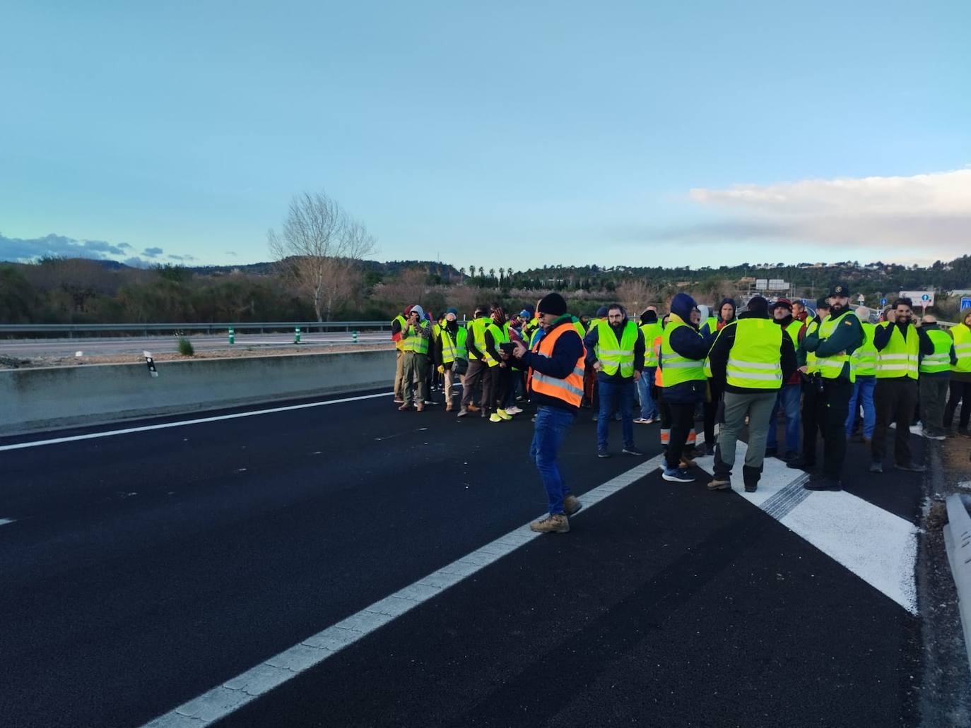 Los agricultores vuelven a la carga este sábado y provocan cortes en la A-3