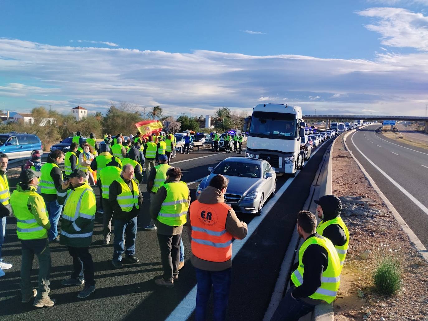 Los agricultores vuelven a la carga este sábado y provocan cortes en la A-3