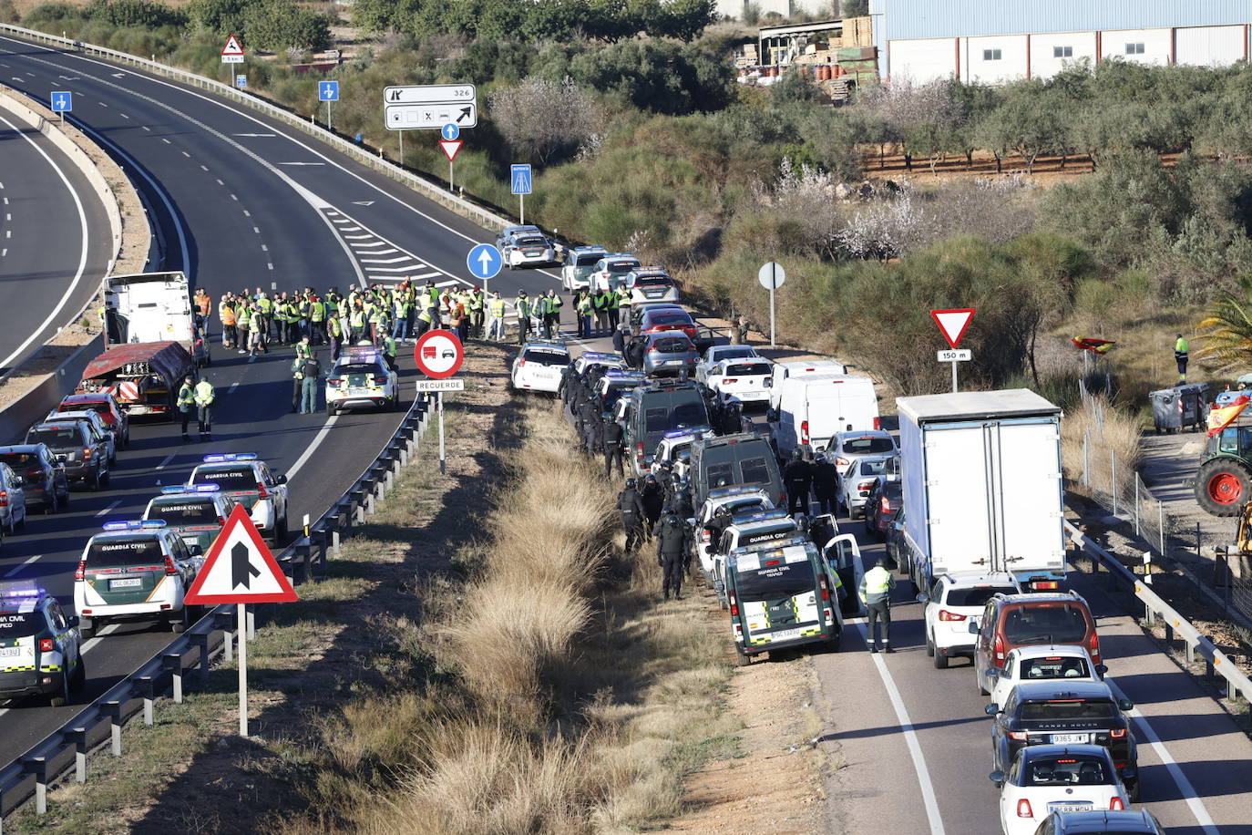 Los agricultores vuelven a la carga este sábado y provocan cortes en la A-3