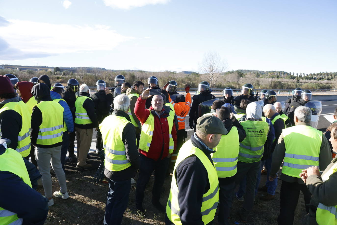 Los agricultores vuelven a la carga este sábado y provocan cortes en la A-3