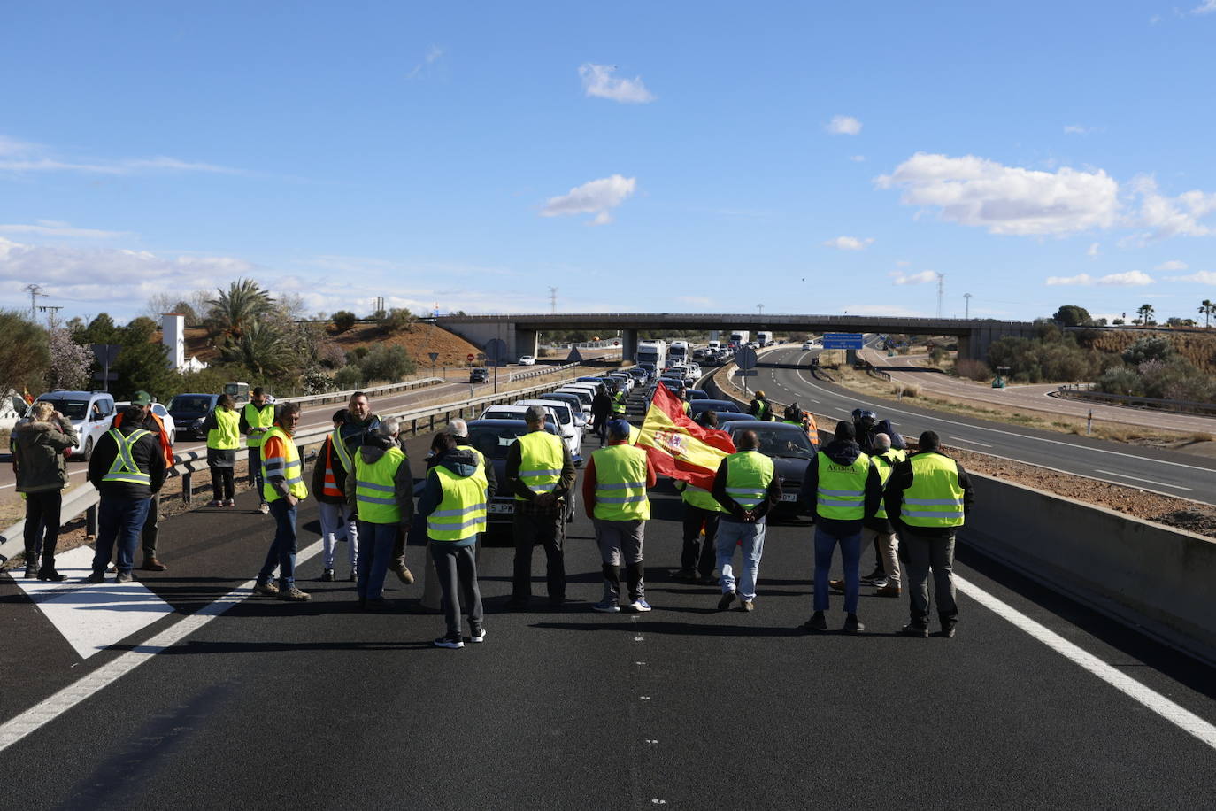 Los agricultores vuelven a la carga este sábado y provocan cortes en la A-3