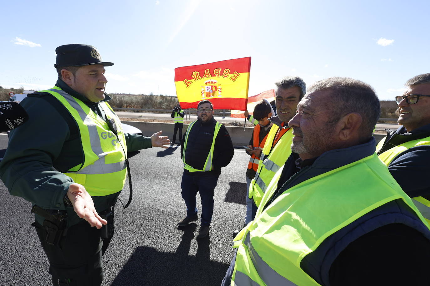 Los agricultores vuelven a la carga este sábado y provocan cortes en la A-3