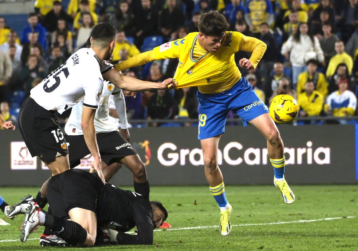 Momento del gol de Cardona ante Mamardashvili.