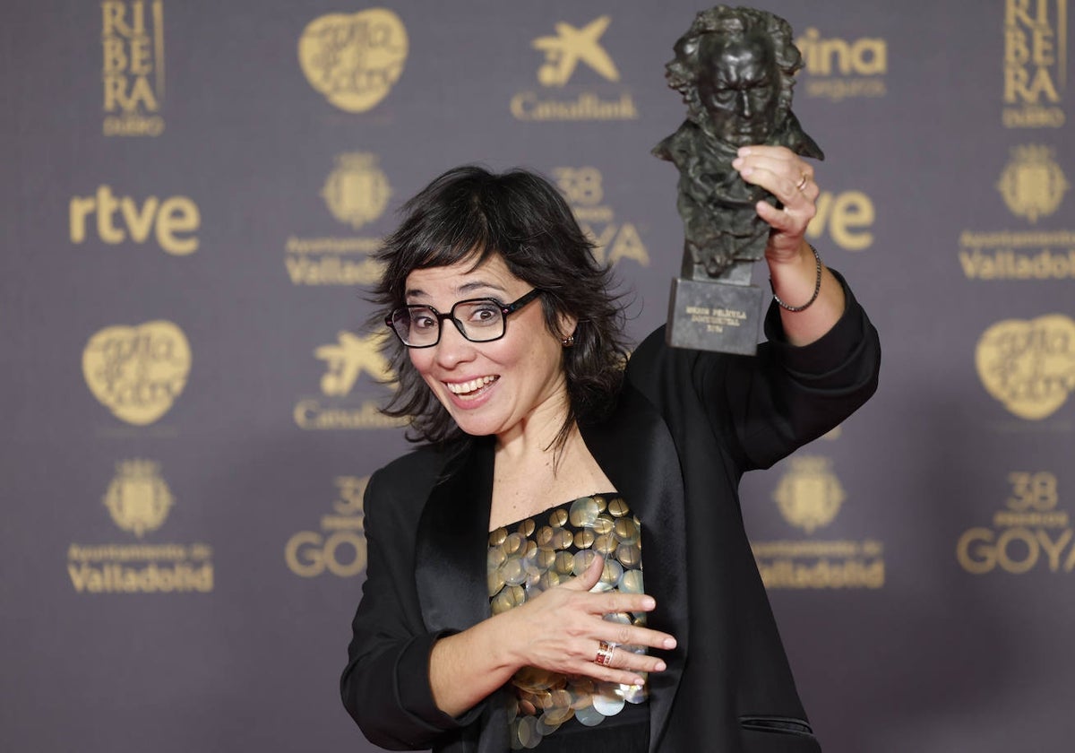 Claudia Pinto, tras recoger el Goya por el documental 'Mientras seas tú, el aquí y ahora de Carme Elías'.