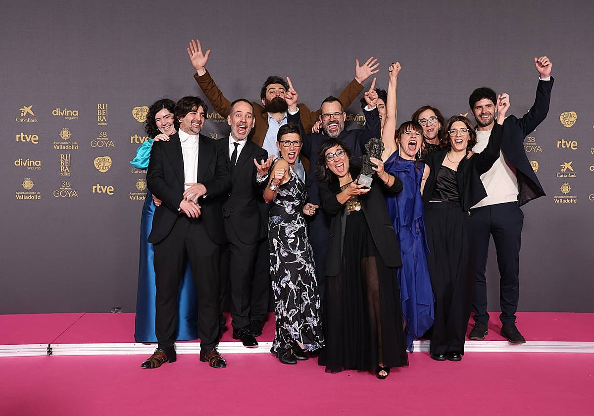El equipo de 'Mientras seas tú, el aquí y ahora de Carme Elías', de la productora valenciana Nakamura Films, celebrando el goya a mejor largometraje documental.