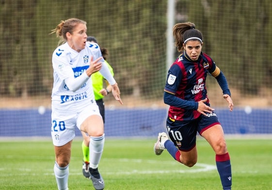 Alba Redondo marchándose en carrera.