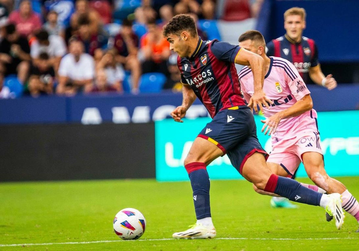 Andrés García avanza con el balón.