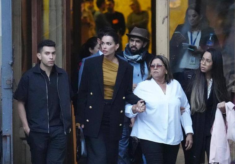 Joana Sanz junto a la madre de Dani Alves.