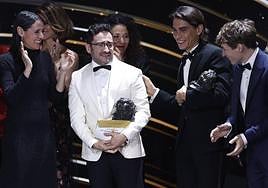 Juan Antonio Bayona, acompañado por el equipo de la película.