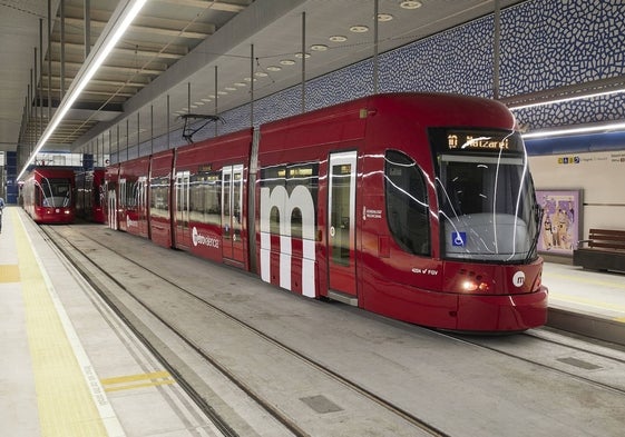 Un tranvía de la Línea 10 de Metrovalencia en la estación de Alicante.