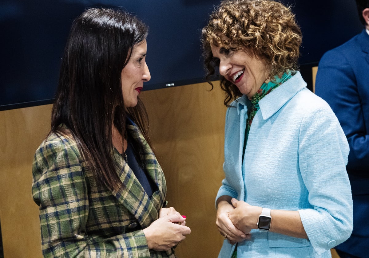 La consellera Ruth Merino y la vicepresidenta y titular de Hacienda, María Jesús Montero.