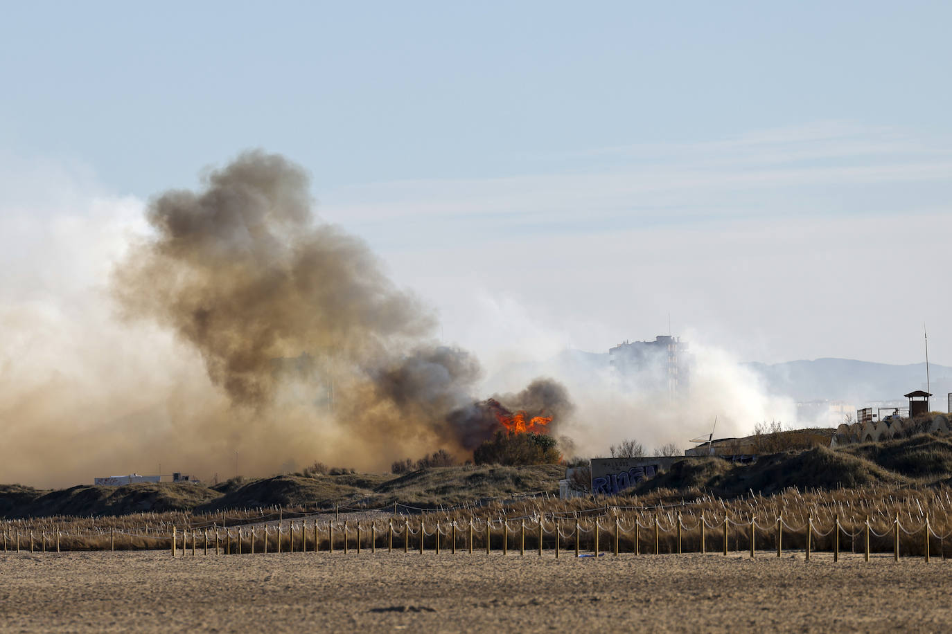 Fotos del incendio de El Saler que ha obligado a desalojar seis edificios